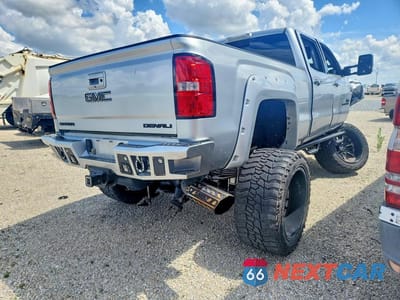 Trzecie zdjęcie samochodu z tyłu: 2018 GMC SIERRA K2500 DENALI VIN:1GT12UEY2JF133071 - miniatura