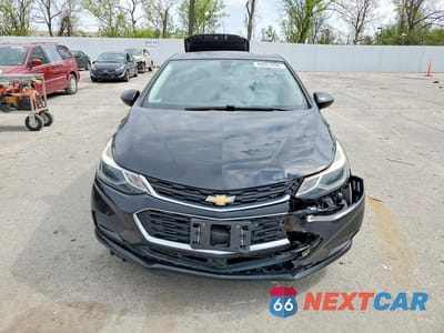 Piąte zdjęcie samochodu w środku: 2018 CHEVROLET CRUZE LT VIN:1G1BE5SM5J7134544 - miniatura