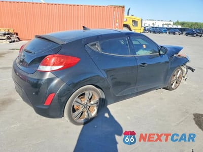 Trzecie zdjęcie samochodu z tyłu: 2016 HYUNDAI VELOSTER BASE VIN:KMHTC6AD4GU249022 - miniatura