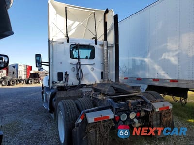 Trzecie zdjęcie samochodu z tyłu: 2020 KENWORTH CONSTRUCTION T680 VIN:1XKYA48X2LJ393317 - miniatura