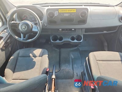 Zdjęcie 8 z 13 samochodu: 2019 MERCEDES BENZ SPRINTER 2500 DELIVERY VAN VIN:WD4PF1CD1KP126658 - miniatura