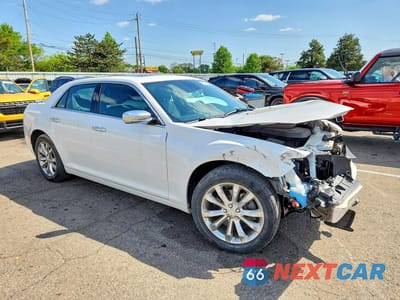 Czwarte zdjęcie samochodu z boku: 2015 CHRYSLER 300C PLATINUM VIN:2C3CCASGXFH882954 - miniatura