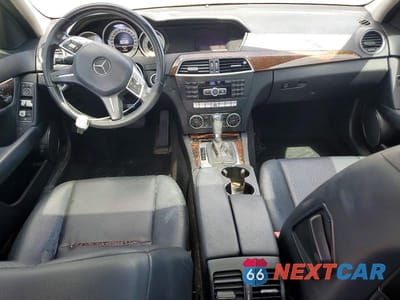 Zdjęcie 8 z 12 samochodu: 2013 MERCEDES-BENZ C 250 VIN:WDDGF4HB3DR272947 - miniatura