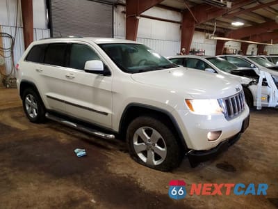 Czwarte zdjęcie samochodu z boku: 2012 JEEP GRAND CHEROKEE LAREDO VIN:1C4RJFAG4CC181660 - miniatura
