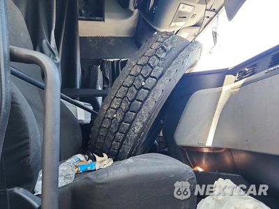 Piąte zdjęcie samochodu w środku: 2022 FREIGHTLINER CASCADIA 126 SEMI TRUCK VIN:3AKJHHDR7NSNB1286 - miniatura
