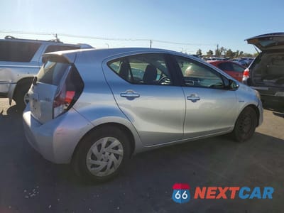 Trzecie zdjęcie samochodu z tyłu: 2016 TOYOTA PRIUS C TWO VIN:JTDKDTB3XG1133942 - miniatura