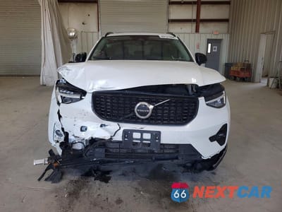 Piąte zdjęcie samochodu w środku: 2023 VOLVO XC40 PLUS VIN:YV4L12UL0P2944239 - miniatura