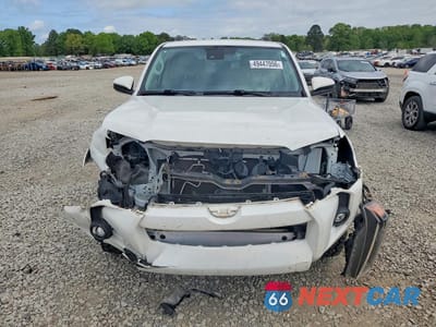 Piąte zdjęcie samochodu w środku: 2021 TOYOTA 4RUNNER SR5 VIN:JTEMU5JR1M5928517 - miniatura