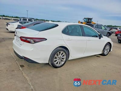 Trzecie zdjęcie samochodu z tyłu: 2022 TOYOTA CAMRY LE VIN:4T1C11AK0NU633044 - miniatura