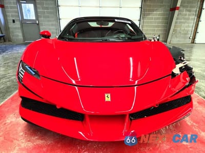Piąte zdjęcie samochodu w środku: 2022 FERRARI SF 90 SPIDER VIN:ZFF96NMA8N0276702 - miniatura