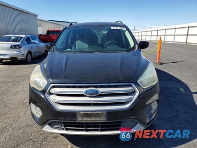Piąte zdjęcie samochodu w środku: 2018 FORD ESCAPE SE VIN:1FMCU0GDXJUA11779 - miniatura