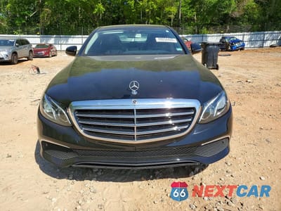 Piąte zdjęcie samochodu w środku: 2018 MERCEDES-BENZ E 300 4MATIC VIN:WDDZF4KB1JA355997 - miniatura