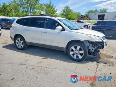 Czwarte zdjęcie samochodu z boku: 2012 CHEVROLET TRAVERSE LT VIN:1GNKRGED9CJ390346 - miniatura