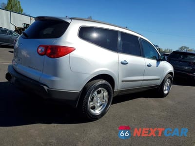 Trzecie zdjęcie samochodu z tyłu: 2011 CHEVROLET TRAVERSE LS VIN:1GNKVEED8BJ232675 - miniatura