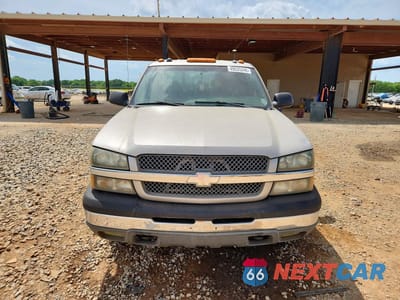 Piąte zdjęcie samochodu w środku: 2004 CHEVROLET SILVERADO K2500 VIN:1GCGK23U14F127751 - miniatura