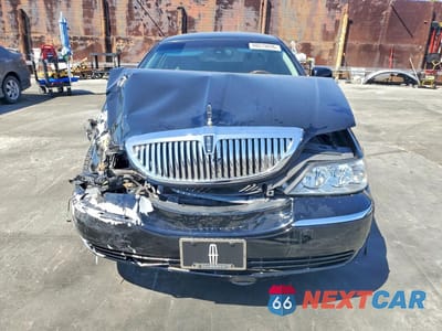Piąte zdjęcie samochodu w środku: 2003 LINCOLN TOWN CAR SIGNATURE VIN:1LNHM82WX3Y641875 - miniatura