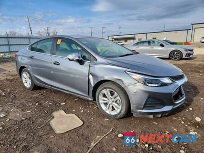 Czwarte zdjęcie samochodu z boku: 2019 CHEVROLET CRUZE LT VIN:1G1BE5SM6K7138605 - miniatura