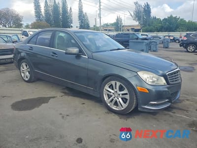 Czwarte zdjęcie samochodu z boku: 2014 MERCEDES-BENZ C 300 4MATIC VIN:WDDGF8AB2ER302913 - miniatura