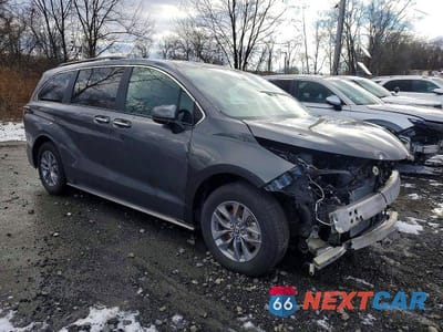 Czwarte zdjęcie samochodu z boku: 2025 TOYOTA SIENNA XLE 8-PASSENGER VIN:5TDYRKEC6SS242010 - miniatura
