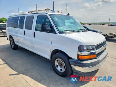 Czwarte zdjęcie samochodu z boku: 2017 CHEVROLET EXPRESS G3500 LT VIN:1GAZGPFG8H1179029 - miniatura