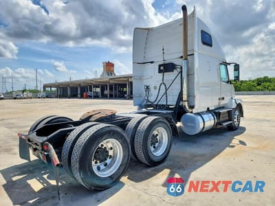 Czwarte zdjęcie samochodu z boku: 2012 VOLVO VNL SEMI TRUCK VIN:4V4NC9TH9CN550148 - miniatura