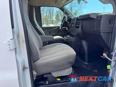 Zdjęcie 9 z 11 samochodu: 2017 CHEV EXPRESS G3500 VIN:1GCZGGFF4H1263542 - miniatura