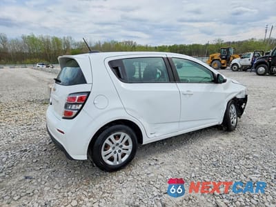 Trzecie zdjęcie samochodu z tyłu: 2020 CHEV SONIC VIN:1G1JG6SB7L4138920 - miniatura