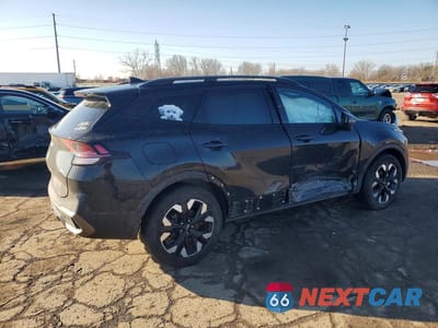 Trzecie zdjęcie samochodu z tyłu: 2023 KIA SPORTAGE PLUG-IN HYBRID X-LINE VIN:KNDPYDAH3P7098199 - miniatura