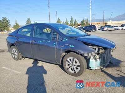 Czwarte zdjęcie samochodu z boku: 2017 TOYOTA PRIUS THREE VIN:JTDKARFU8H3046920 - miniatura