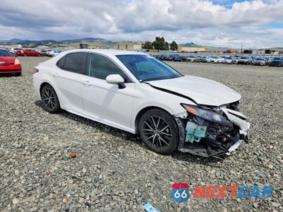 Czwarte zdjęcie samochodu z boku: 2022 TOYOTA CAMRY HYBRID SE VIN:4T1G31AK8NU035621 - miniatura