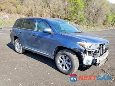 Czwarte zdjęcie samochodu z boku: 2012 TOYOTA HIGHLANDER BASE VIN:5TDBK3EHXCS138164 - miniatura