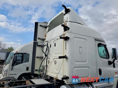 Zdjęcie 9 z 10 samochodu: 2018 FREIGHTLINER CASCADIA 125 SEMI TRUCK VIN:1FUJGLDV8JLKC7089 - miniatura