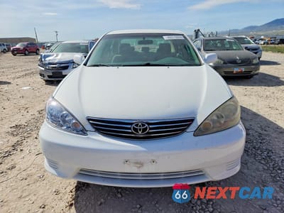 Piąte zdjęcie samochodu w środku: 2005 TOYOTA CAMRY LE VIN:4T1BE30K55U634199 - miniatura