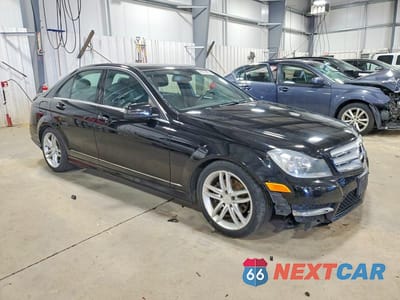 Czwarte zdjęcie samochodu z boku: 2012 MERCEDES-BENZ C 300 4MATIC VIN:WDDGF8BB5CA613665 - miniatura
