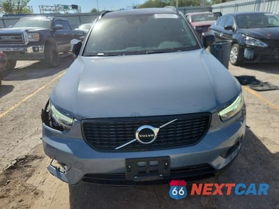 Piąte zdjęcie samochodu w środku: 2020 VOLVO XC40 T5 R-DESIGN VIN:YV4162UM5L2183882 - miniatura