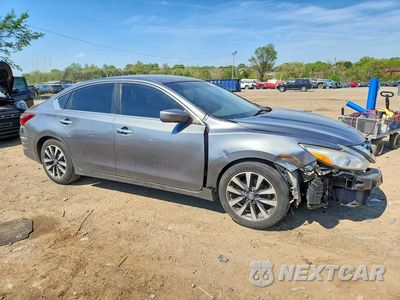 Czwarte zdjęcie samochodu z boku: 2017 NISSAN ALTIMA 2.5 SV VIN:1N4AL3AP9HC219645 - miniatura
