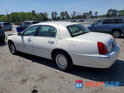 Drugie zdjęcie samochodu z przodu: 2000 LINCOLN TOWN CAR EXECUTIVE VIN:1LNHM81WXYY935382 - miniatura