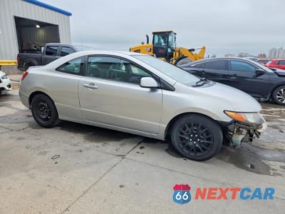 Czwarte zdjęcie samochodu z boku: 2008 HONDA CIVIC LX VIN:2HGFG12678H561432 - miniatura