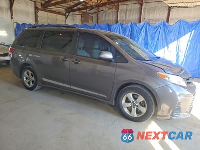 Czwarte zdjęcie samochodu z boku: 2018 TOYOTA SIENNA LE VIN:5TDKZ3DC0JS954461 - miniatura
