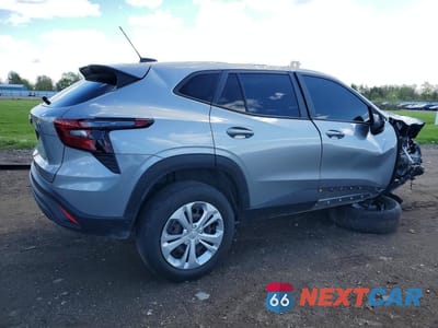 Trzecie zdjęcie samochodu z tyłu: 2024 CHEVROLET TRAX LS VIN:KL77LFE22RC037076 - miniatura