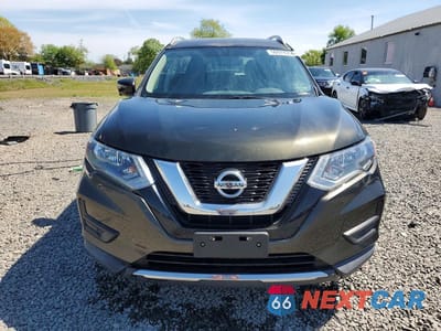 Piąte zdjęcie samochodu w środku: 2017 NISSAN ROGUE SV VIN:5N1AT2MV9HC778638 - miniatura