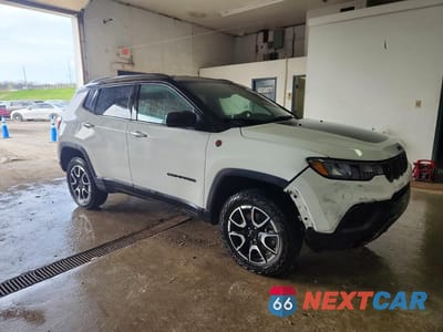 Czwarte zdjęcie samochodu z boku: 2025 JEEP COMPASS TRAILHAWK VIN:3C4NJDDN6ST532441 - miniatura