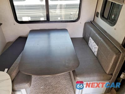 Piąte zdjęcie samochodu w środku: 2020 KEYSTONE BULLET CAMPER VIN:4YDT33025LT433322 - miniatura
