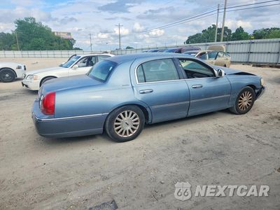 Trzecie zdjęcie samochodu z tyłu: 2004 LINCOLN TOWN CAR EXECUTIVE VIN:1LNHM81W94Y668097 - miniatura