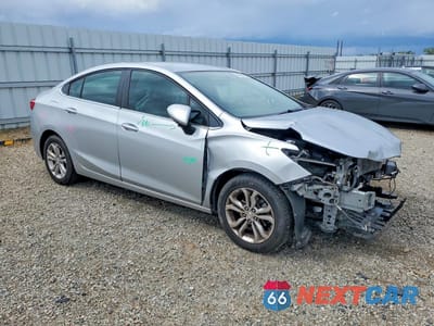 Czwarte zdjęcie samochodu z boku: 2019 CHEVROLET CRUZE LT VIN:1G1BE5SM1K7114406 - miniatura