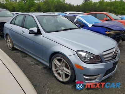 Czwarte zdjęcie samochodu z boku: 2013 MERCEDES-BENZ C 250 VIN:WDDGF4HB9DA781391 - miniatura