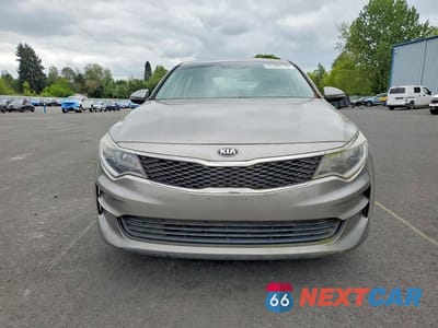 Piąte zdjęcie samochodu w środku: 2017 KIA OPTIMA LX VIN:5XXGT4L3XHG162795 - miniatura