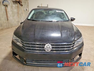 Piąte zdjęcie samochodu w środku: 2017 VOLKSWAGEN PASSAT S VIN:1VWAT7A33HC015810 - miniatura