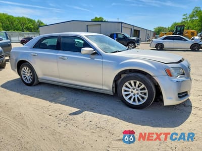 Czwarte zdjęcie samochodu z boku: 2012 CHRYSLER 300 VIN:2C3CCAAGXCH126733 - miniatura