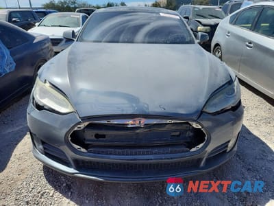 Piąte zdjęcie samochodu w środku: 2013 TESLA MODEL S VIN:5YJSA1CN4DFP08813 - miniatura